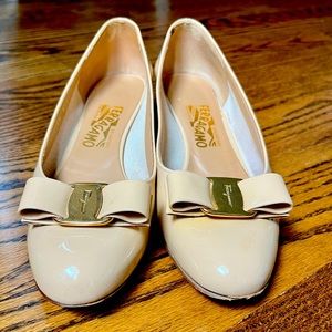 Salvatore Ferragamo Vara Bow Pump Size 8